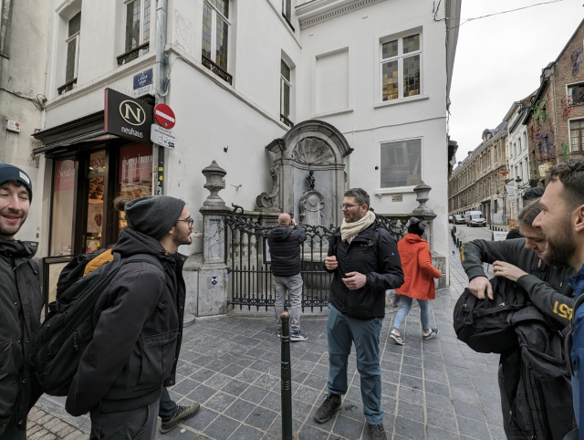 Sonny BSing about Manneken Pis, in front of Manneken Pis