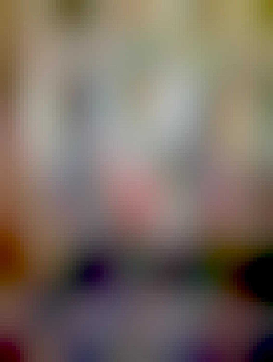 moja ruka držiac reflektor kde jeho lúče osvetľuju limonádu v džbáne, na drevenom stole je další reflektor, pozadí stena s obrazmi