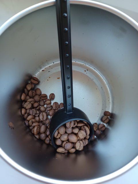 Pohled do piksly s docházející kávou. Zrnka vyjdou tak na poslední dvě.