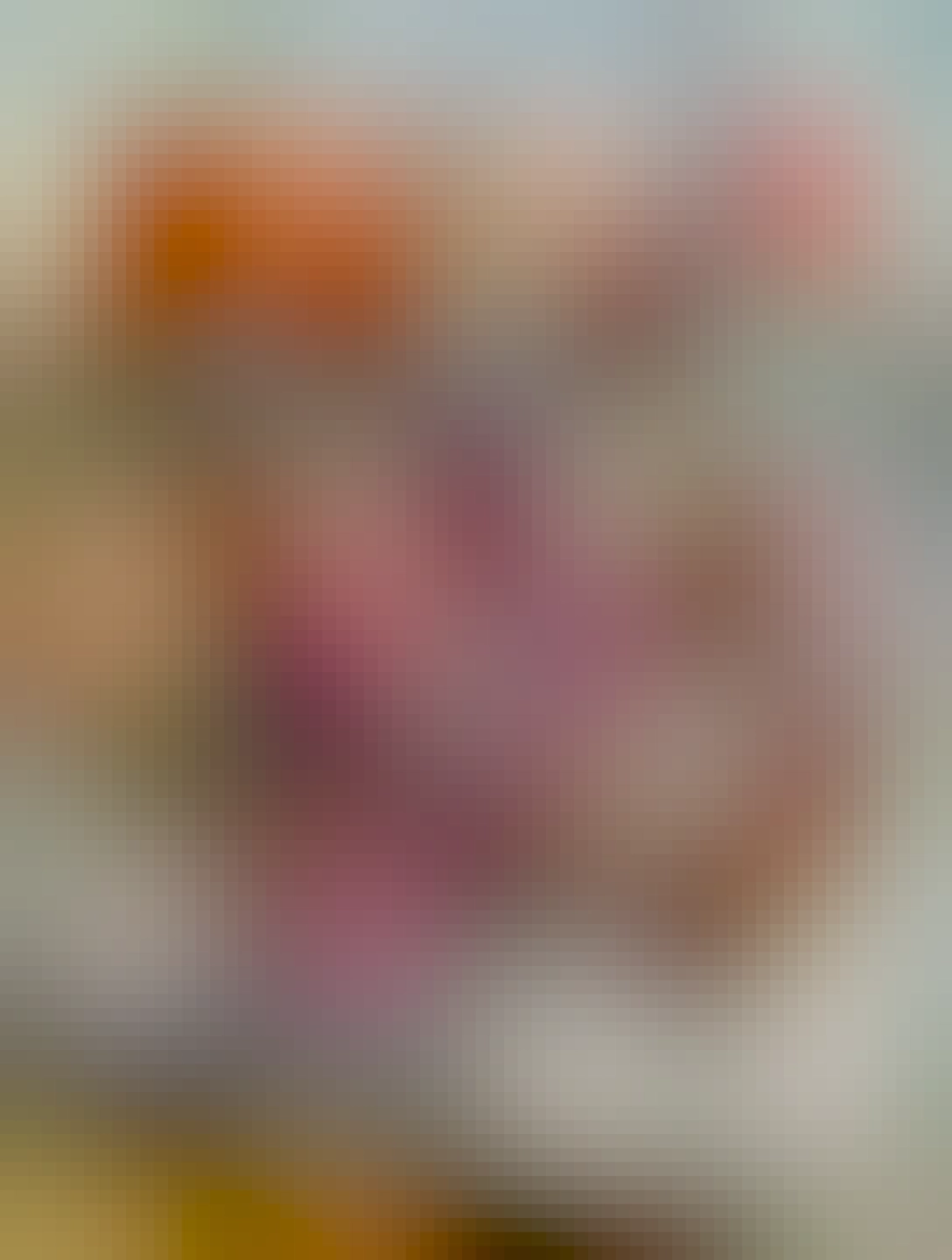 rump stejk na drevenom prkne, ešte zabalený a vedľa nakrájaná na pásiky mrkva, vedľa ešte papier zo stejku