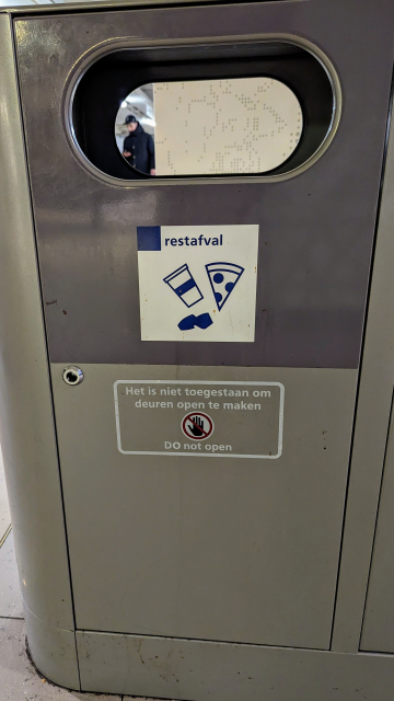A trash can saying:
restafval

Het is niet toegestaan om deuren openen te maken.

DO not open