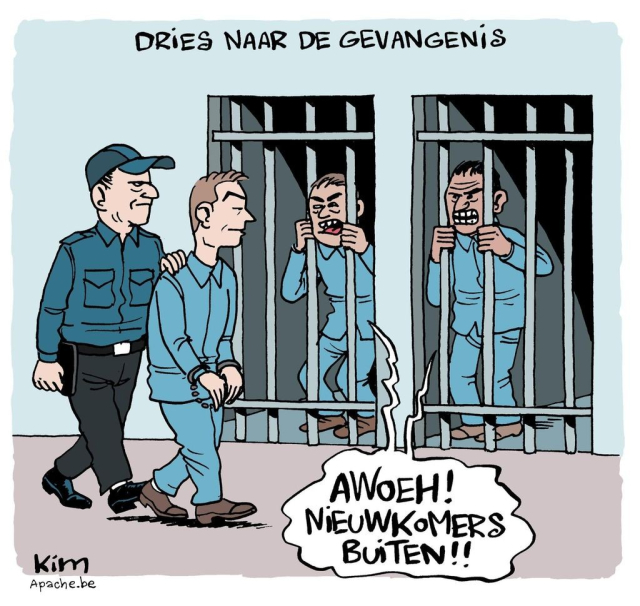 Cartoon van Kim 'Dries naar de gevangenis': een cipier wandelt met Dries Van Langenhove langs twee gevangen in de cel. Zij roepen: 'Awoeh! Nieuwkomers buiten!!'