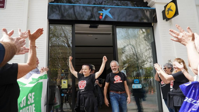 Activistas salen de dentro de la Caixa tras una acción en Córdoba. MIGUEL BLÁZQUEZ GINÉS