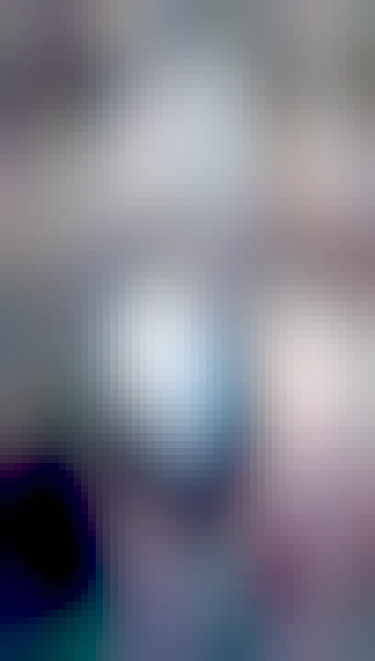 Pavlova levá ruka s novými hodinkami, které sice hezky ukazují, ale pouze přesný čas (v realitě, na fotce asi ne, leda že by ses na tuhle fotku náhodou koukal v 8:18 ráno)

Ta žlutá šmouha na pozadí je pes. Prosím domysli si mnohem lepší kompozici 