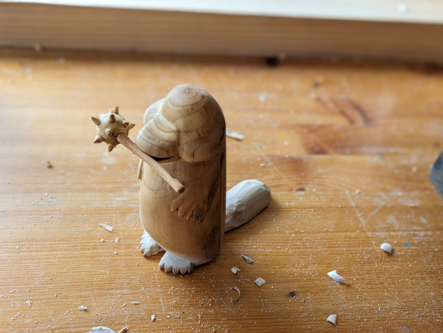 Ebauche d'un ornithorynque avec une étoile du matin dans la bouche. Les pattes et la queue sont encore brutes et il n'a pas de peinture.