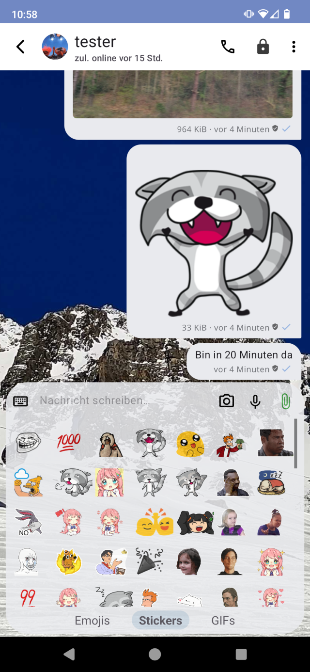 Ein Screenshot einer Chatansicht der App monocles chat. Als Hintergrund wurden schneebedeckte Berge gewählt. Im Chat sind Fotos aus einem Zugfenster und ein freudiger Waschbärsticker zu sehen.

Im Tastaturbereich ist eine Auswahl verfügbarer Sticker ausgeklappt.

Es handelt sich um eine beispielhafte Ansicht.