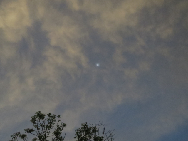 el eclipse más de lejitos en fase total. Se ve la nube maldita que nos tapó.