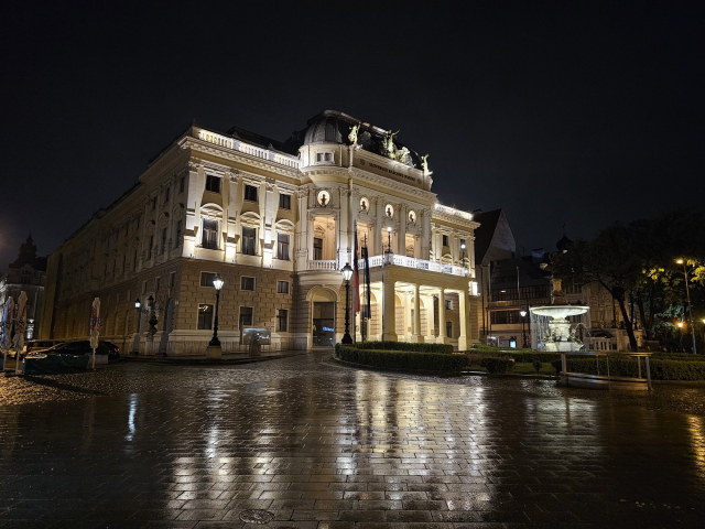 záber v daždi, Slovenské národné divadlo, pred ním fontána