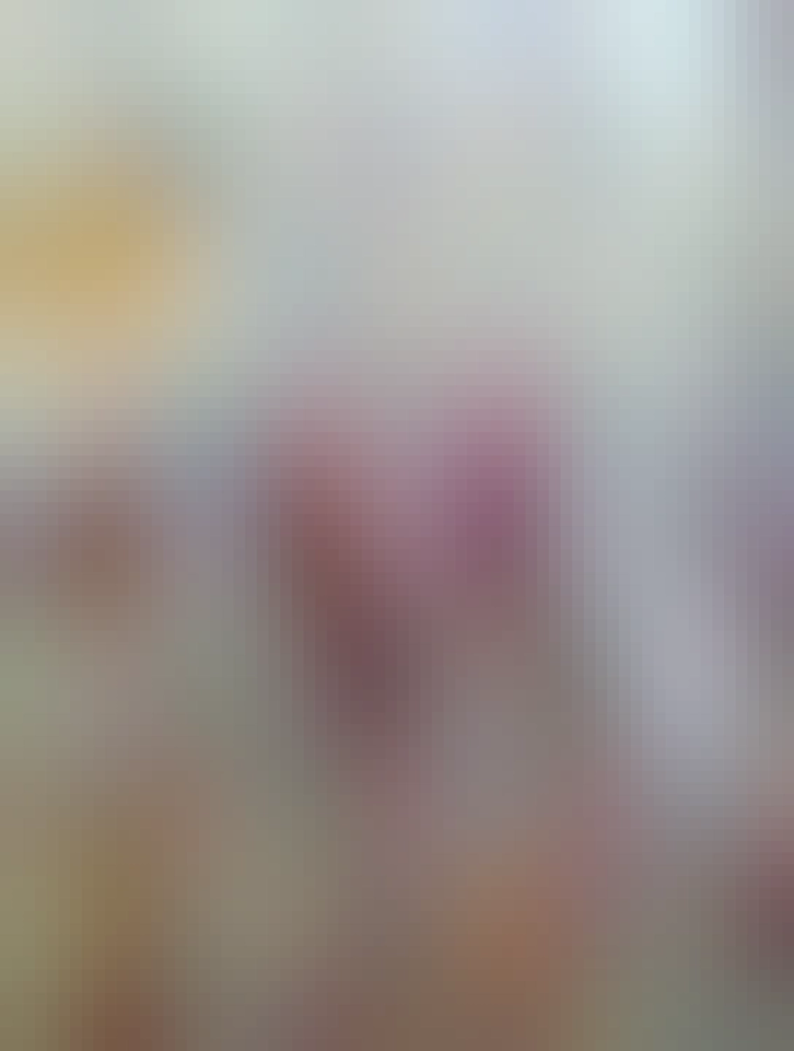 vyšlahané vajcia, vyklepané rezne, múka a strúhanka v bielych tanieroch