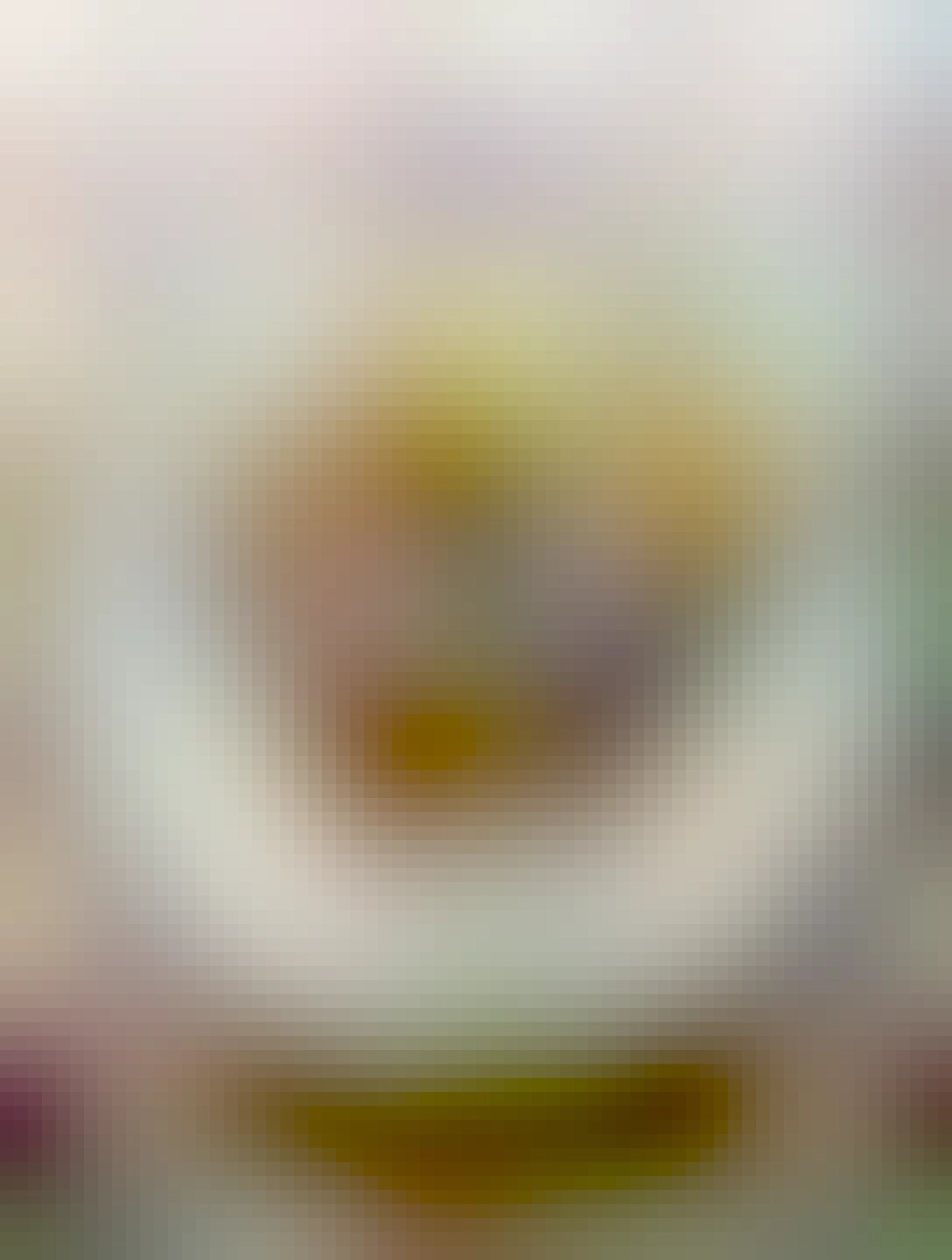 rezeň so zemiakovou kašou na bielom plytkom tanieri