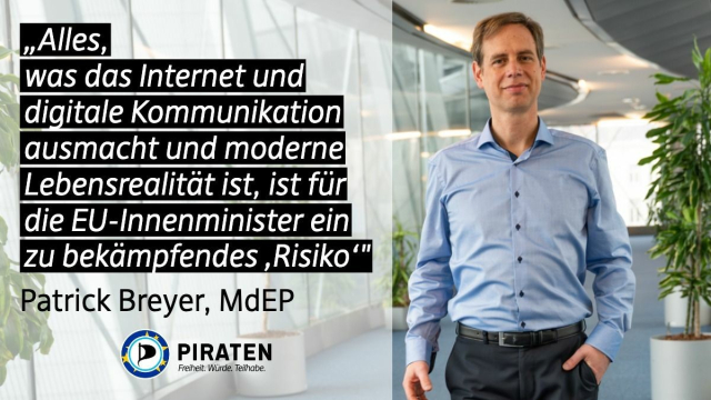 Auf dem Bild ist Europaabgeordneter Patrick Breyer mit dem Zitat „Alles, was das Internet und digitale Kommunikation ausmacht und moderne Lebensrealität” ist, ist für die EU-Innenminister ein zu bekämpfendes ,Risiko'" zu sehen.