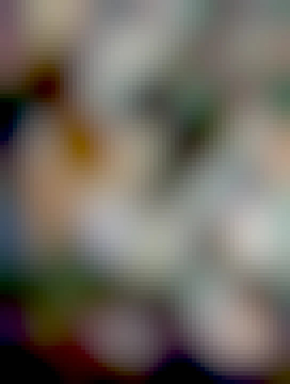 půllitr a espresso, na malém okrouhlém stolku