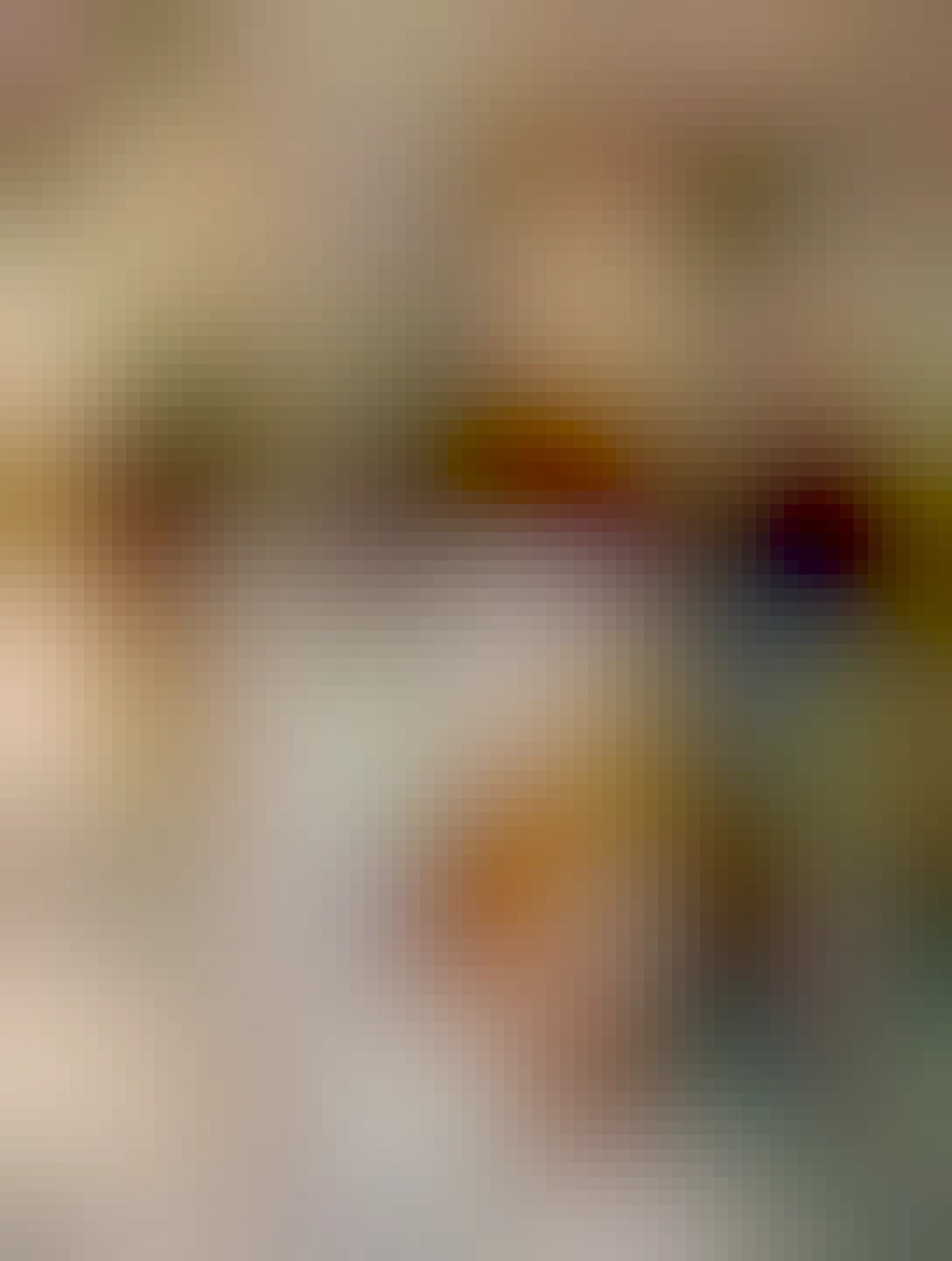 rezeň, na papierovej vreckovke, tri uhorky, dva krajce chleba, to všetko na drevenej doske, doska na linke