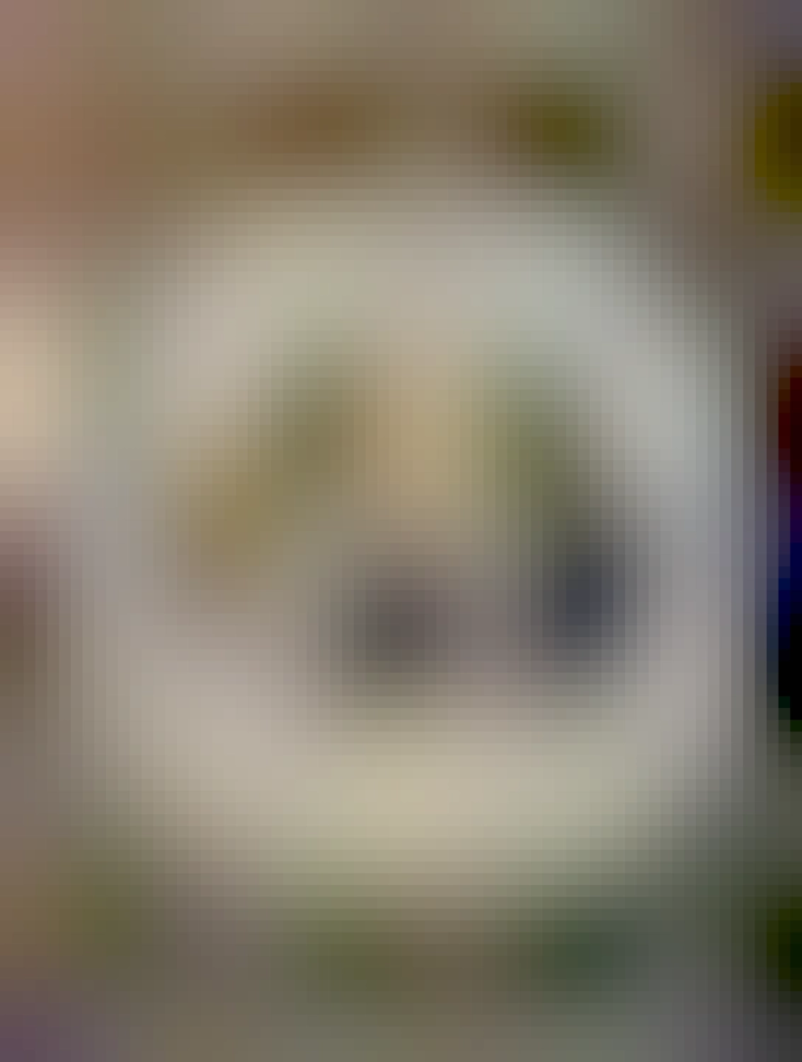 tradičná talianska brusketa na bielom tanieri a drevenom stole