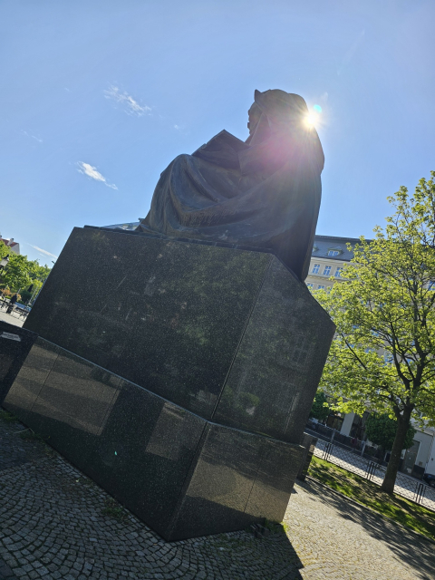 socha Pavla Országa Hviezdoslava, kde z poza sochy svieti slnko