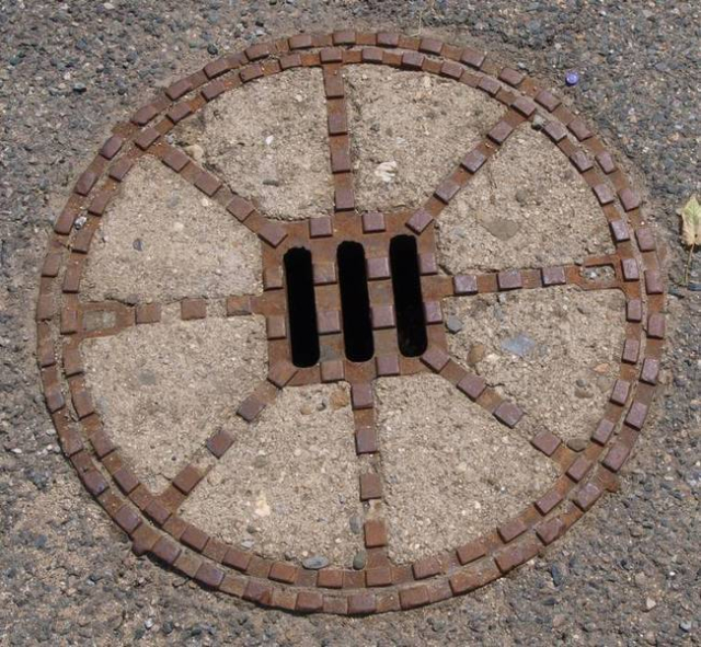 Víko kanálu se třemi malými dirkami (cca 20x20 cm), kam mi propadl telefon