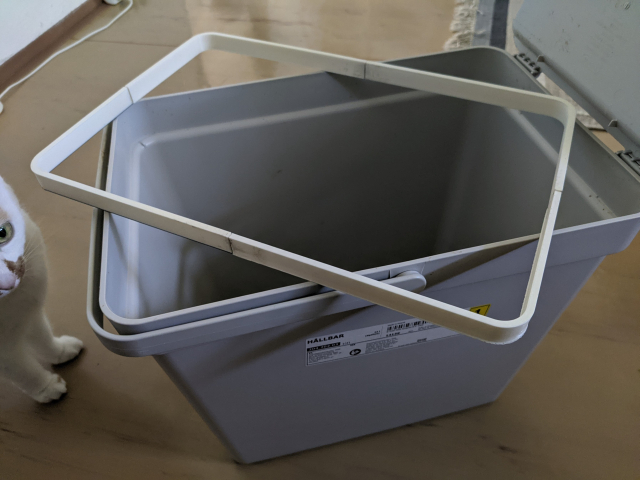 Photo of the Hållbar litter bin with a new 3D printed frame. The frame consists of 4 equal parts glued together as its dimensions exceed the printable size.