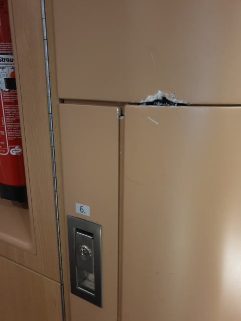 Die Tür des Lifts ICE 4 sieht beschädigt aus, Beschädigung sieht so aus als hätte man versucht die Tür mit Gewalt aufzumachen