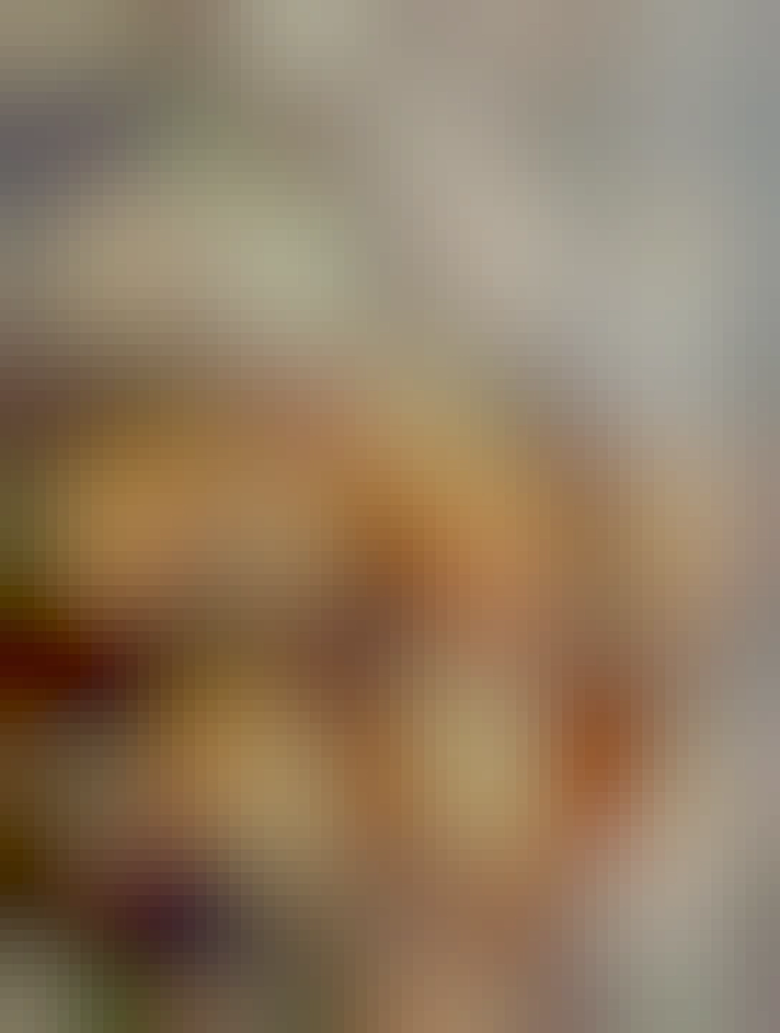 polka pizze na drevenej doske na linke, vedľa krabica od pizze s druhou polkou zatvorená