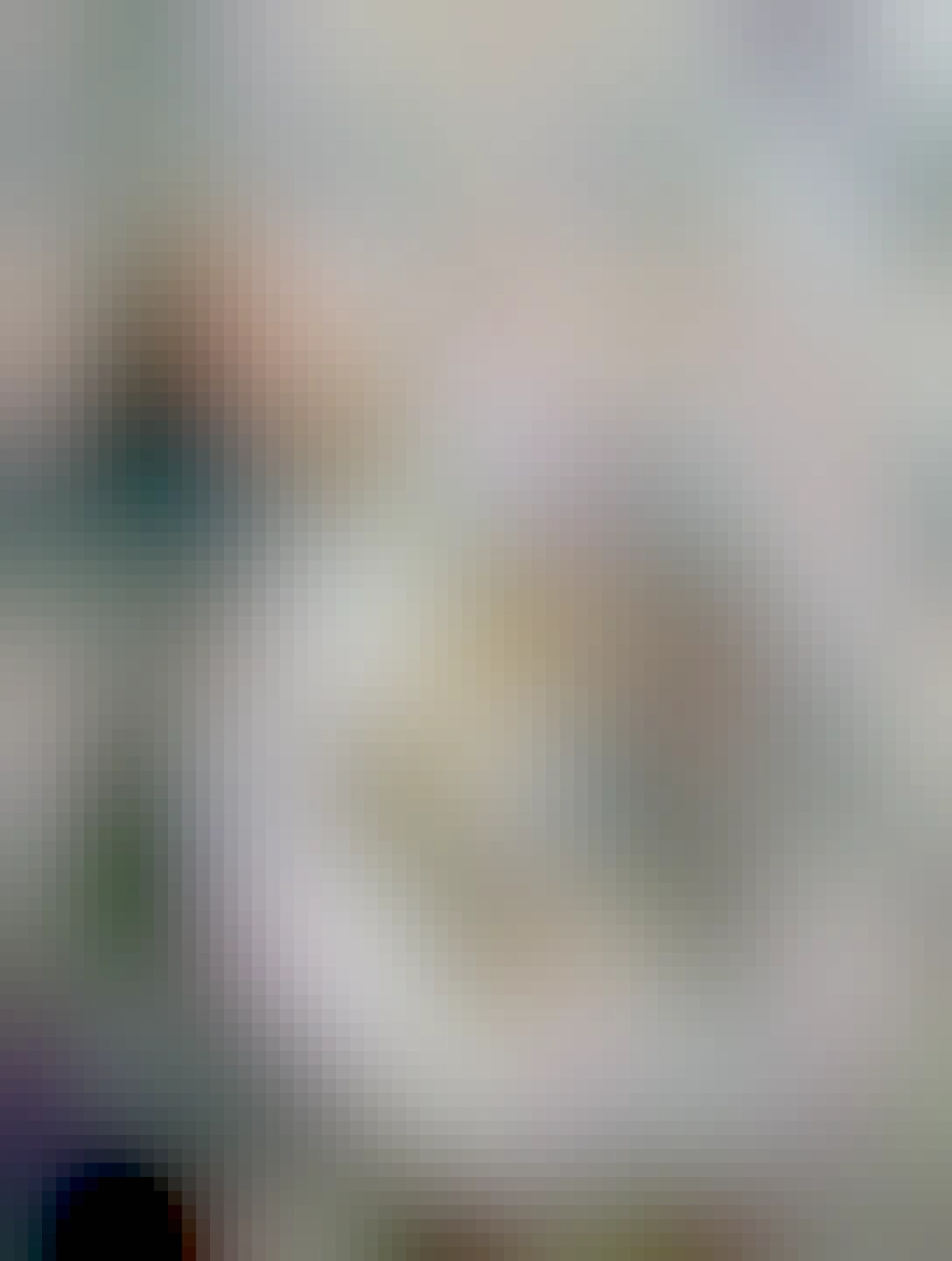 slede z konzervy s cibuľou v tanieri a vedľa tri krajce chleba, na sebe, krajané od petky, poskladané krížom kde stredný je priečny