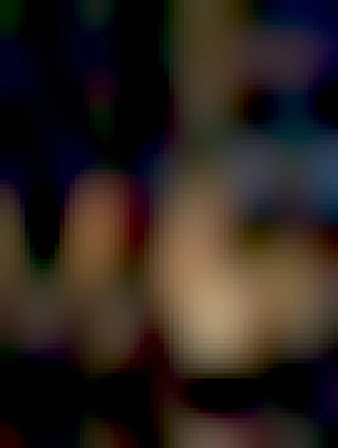 pivo Urpiner, dve sviečky v pohároch, časť monitoru