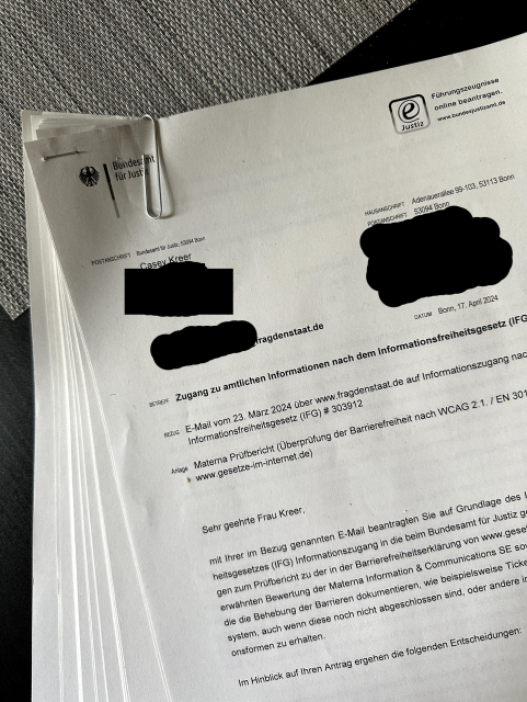 Ein Schreiben des Bundesamts für Justiz mit über 35 Seiten Papier. Es geht auf der ersten Seite um einen Antrag nach Informationsfreiheitsgesetz, als Anlage liegt laut dem Schreiben ein Matera-Prüfbericht ("Überprüfung der Barrierefreiheit nach WCAG 2.1 / EN 301 549" von www.gesetze-im-internet.de) bei. 