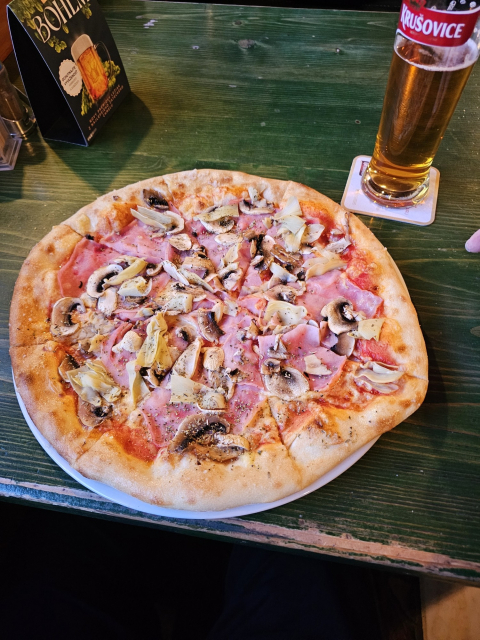 pizza quattro stagioni, pivo vedľa, Krušovice desina