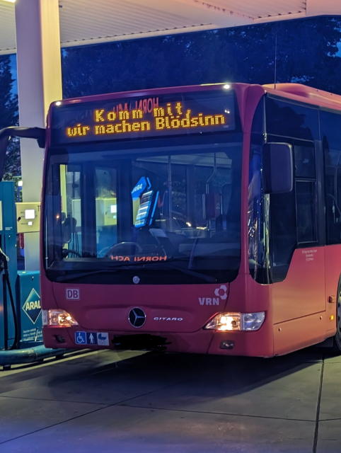 Ein Bus an einer Tankstelle. Auf der Fahrtzielanzeige steht: "Komm mit, wir machen Blödsinn"