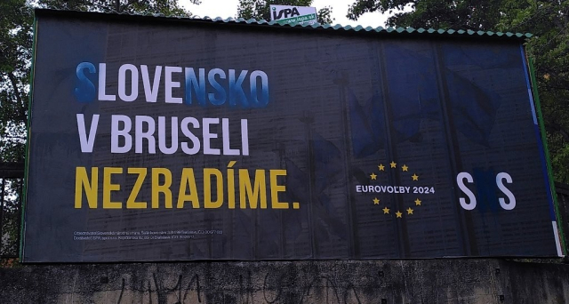 Fotka upraveneho bilboardu SNS, niekto zastriekal par pismenok a inych prvkov:

- po uprave: "Love v Bruseli Nezradime. SS"
- pred upravou: "Slovensko v Bruseli nezradime. SNS"