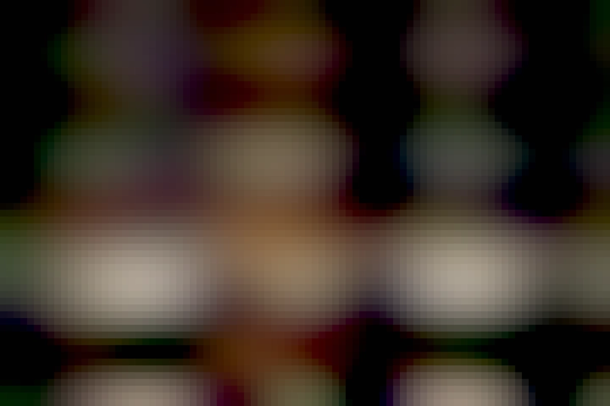 plechovka piva Kaltenecker medzi dvoma svietnikmi s horiacimi sviečkami