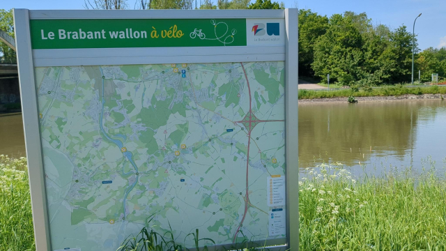 Sign of "le Brabant wallon à vélo" with an osm map