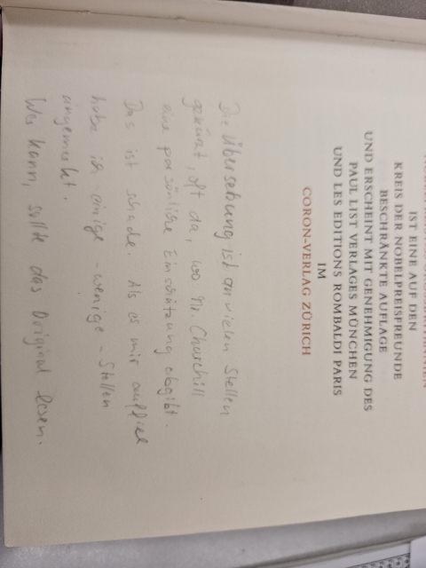 Die handschriftlichen Worte näher fotografiert:
Die Übersetzung ist an vielen Stellen gekprzt, oft  da, wo Mr. Churchill seine persönliche Einschätzung abgibt. Das ist schade.
Als es mir auffiel habe ich einige Stellen
angemerkt.
Wes kann, sollte das Original lesen.