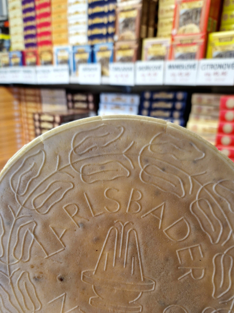 Oplatka v popředí a regál v pozadí