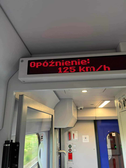 Display inside PKP IC train saying "Delay: 125 km/h"