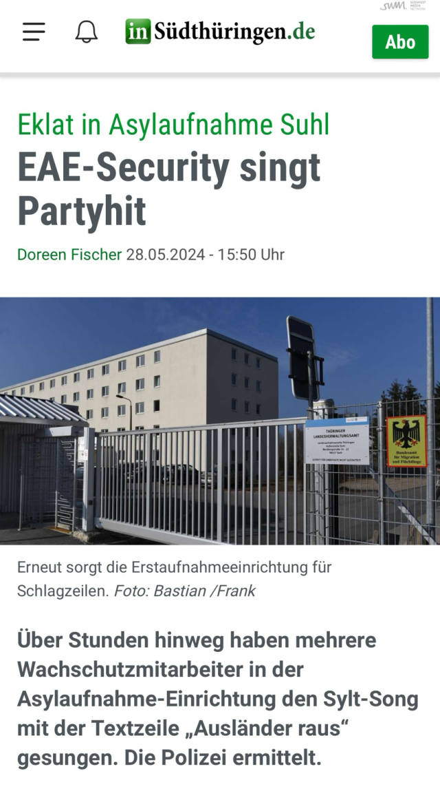 Screenshot eines Teils des Artikels. Man sieht den Eingang zur EAE im Suhl. Dazu der Titel: Eklat in Asylaufnahme Suhl EAE-Security singt Partyhit