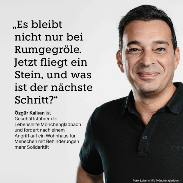 „Es bleibt nicht nur bei Rumgegröle. Jetzt fliegt ein Stein, und was ist der nächste Schritt?“Özgür Kalkan ist Geschäftsführer der Lebenshilfe Mönchengladbach und fordert nach einem Angriff auf ein Wohnhaus für Menschen mit Behinderungen mehr Solidarität. Er ist neben dem Zitat abgebildet. 