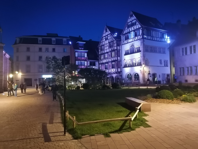 Schöner Platz an der Stiftskirche Saint Martin in Colmar.