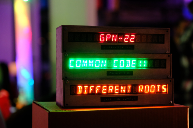 Rote, grüne und orangene Segmentanzeigen die das Motto der GPN anzeigen:

GPN - 22
Common Code <>
Different Roots