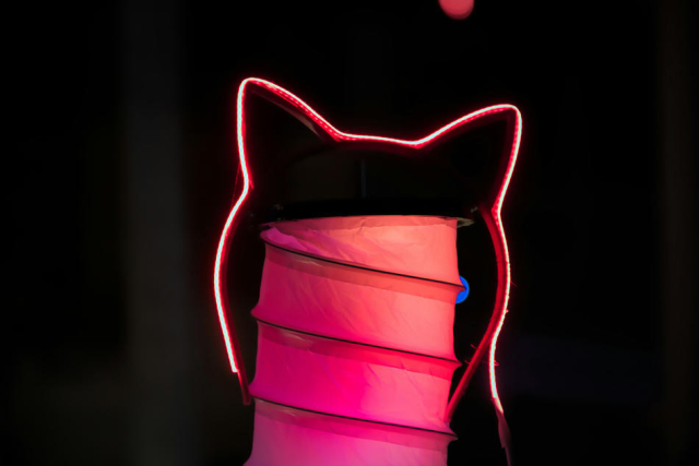 Leuchtende Katzenohren auf einer bunt beleuchteten Lampe