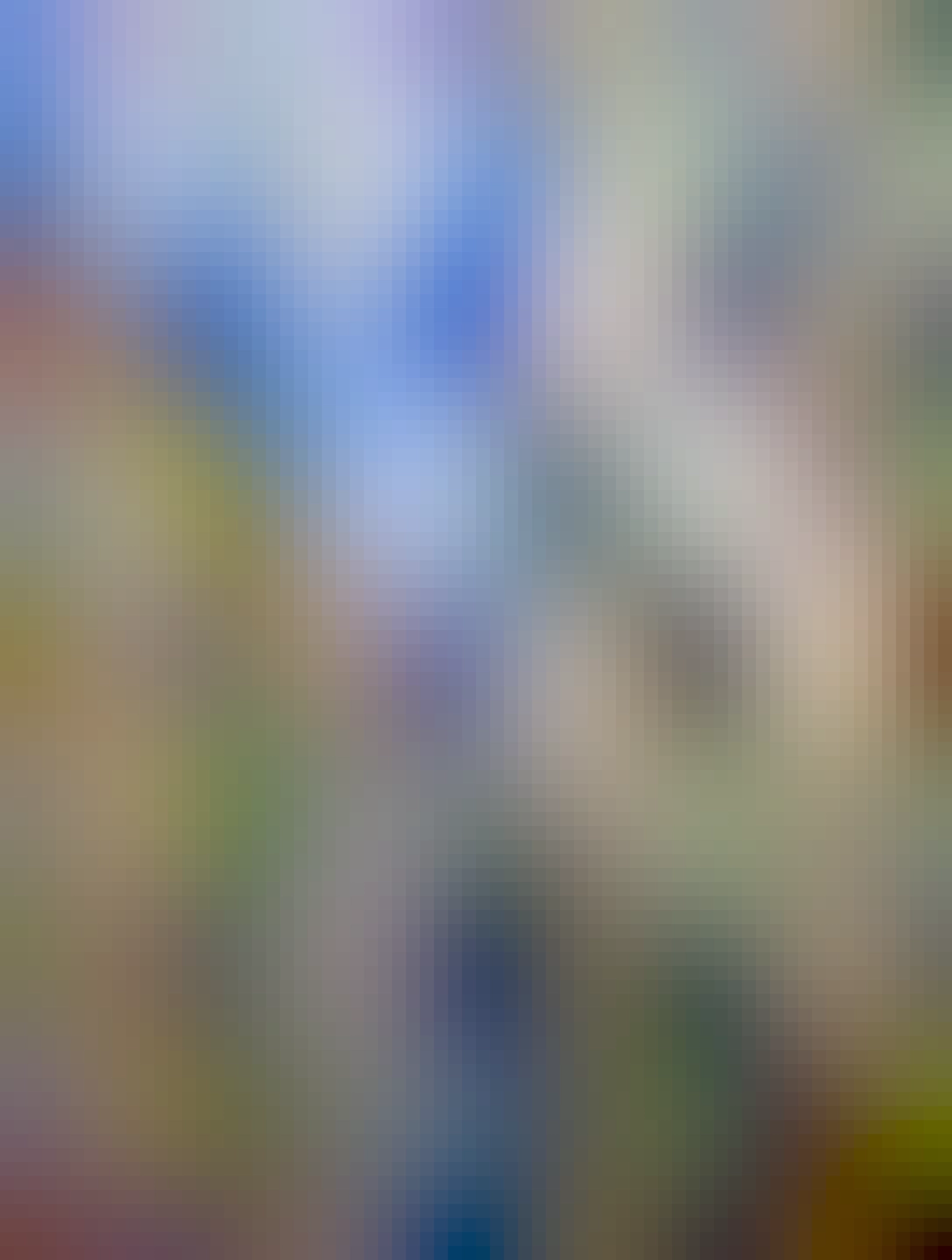 Inštalácia dáždnikov nad chodníkom v centre mesta Bratislava. Veľa cca asi 48 modrých dáždnikov, asi 10m nad chodníkom. 