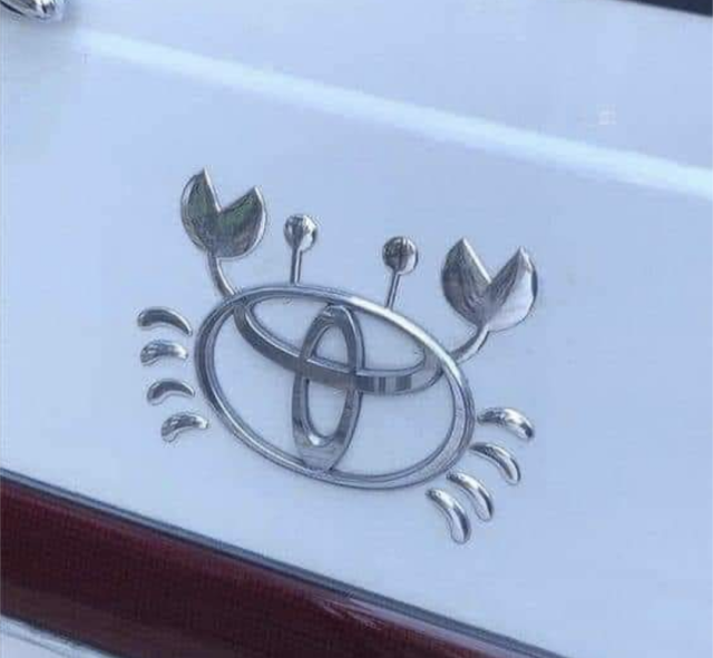 foco al logo de un carro toyota, modificado con patitas y pincitas