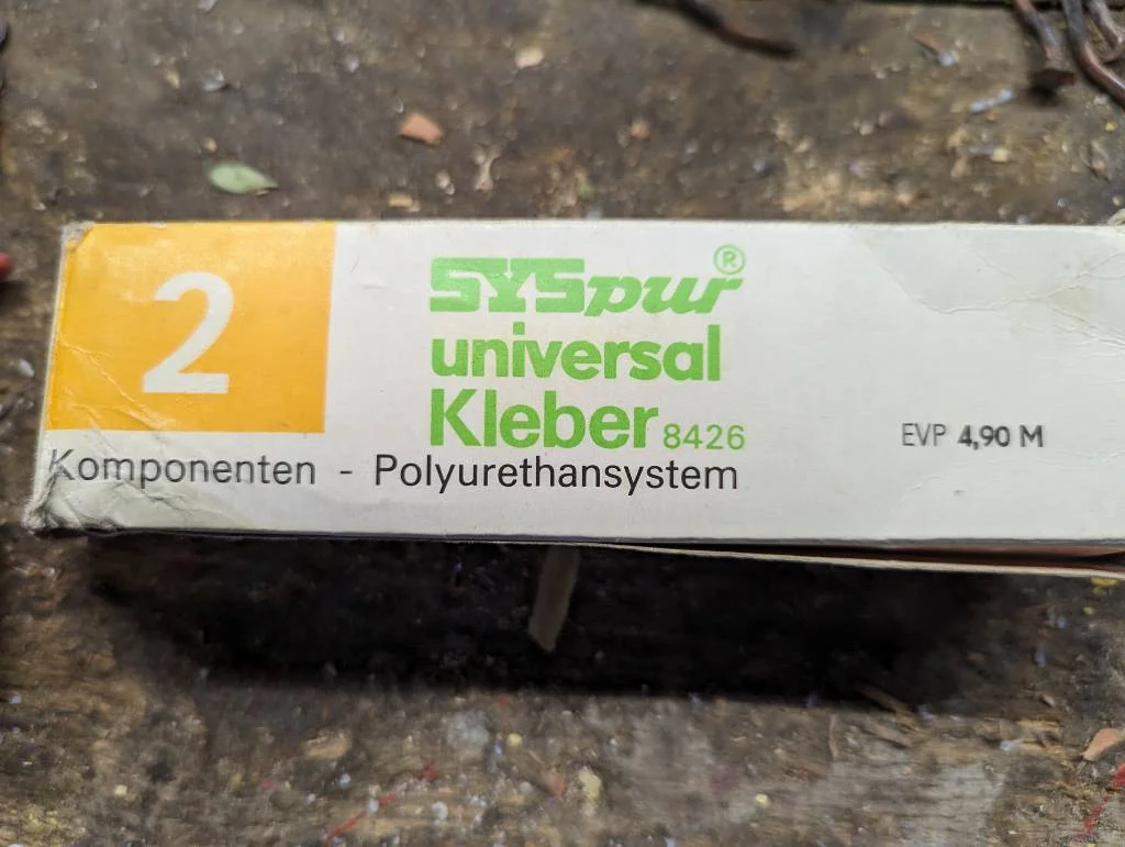 Eine alte Verpackungsschachtel SYSPur Zweikomponentenklebstoff