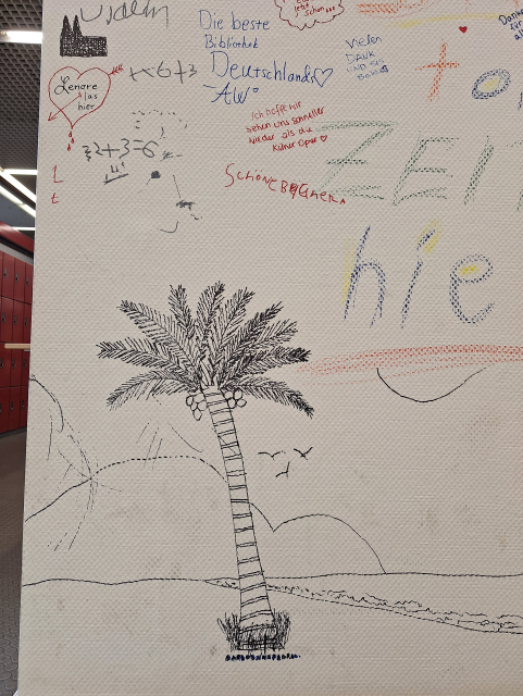 Eine Palme, die auf die Wand gezeichnet wurde.