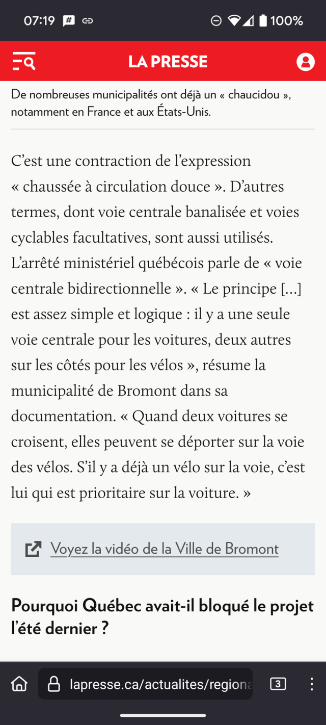 Paragraph from La Presse that reads:

« Le principe […] est assez simple et logique : il y a une seule voie centrale pour les voitures, deux autres sur les côtés pour les vélos », résume la municipalité de Bromont dans sa documentation. « Quand deux voitures se croisent, elles peuvent se déporter sur la voie des vélos. S’il y a déjà un vélo sur la voie, c’est lui qui est prioritaire sur la voiture. »