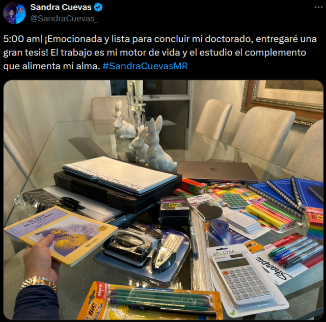 Tuit de Sandra Cuevas: ¡Emocionada y lista para concluir mi doctorado, entregaré una gran tesis! El trabajo es mi motor de vida y el estudio el complemento que alimenta mi alma. 

Hay un ejemplar del arte de la guerra y una cantidad sospechosa de útiles escolares de primaria en la mesa