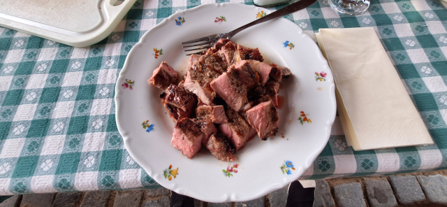 Rybeye Steak nakrájený na talíři...