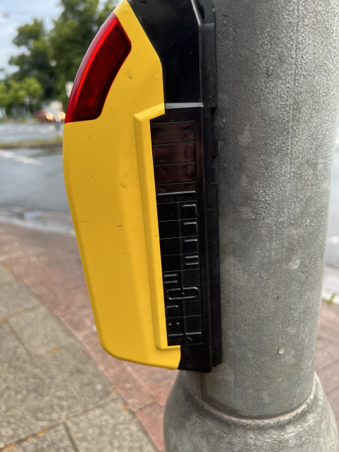 Seitenansicht des EK533 mit Überwegsymbolen nach DIN 32981. 
Von unten: Start, Radweg von links, Straße von links, Insel, Schiene von links, Schiene von rechts, 3x Straße von rechts.