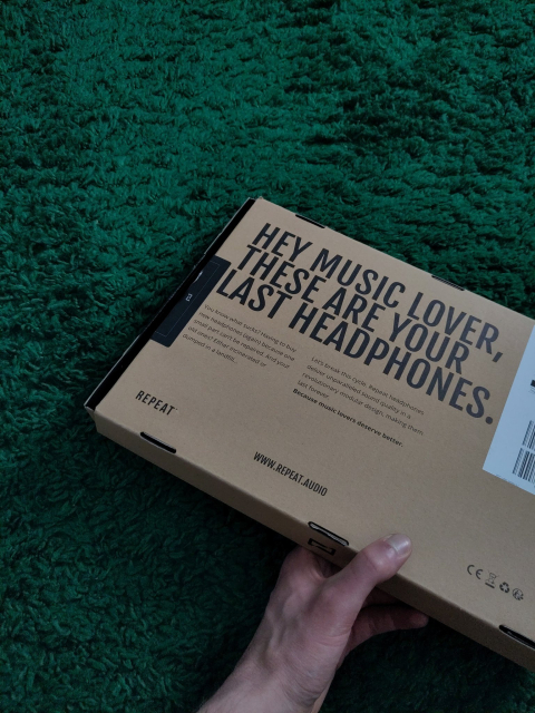 Rückseite der Verpackung für die Replay Kopfhörer mit der Aufschrift "Hey Music Lover, these are your last headphones."