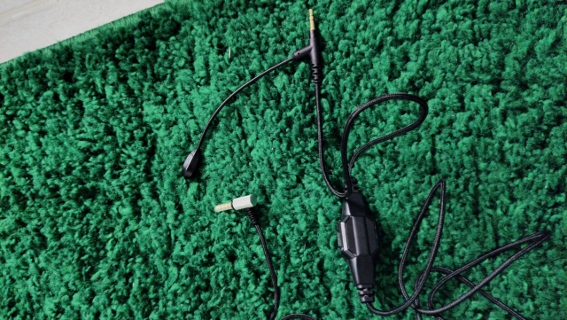 Audiokabel mit kleinem Headset-Mikrofon für die Nutzung mit Kopfhörer.