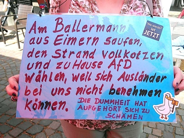 Schild mit dem Text:
Am Ballermann aus Eimern saufen, den Strand vollkotzen und zu Hause AfD wählen, weil sich Ausländer bei uns nicht benehmen können.
Die Dummheit hat aufgehört sich zu schämen